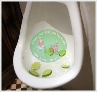 Giảm khử mùi hôi nhà vệ sinh bằng nước đá.
