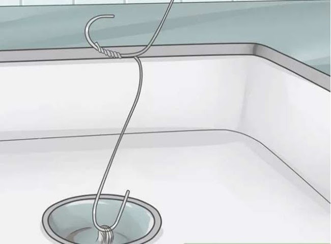 Làm sạch đường ống bồn rửa bát bằng móc quần áo