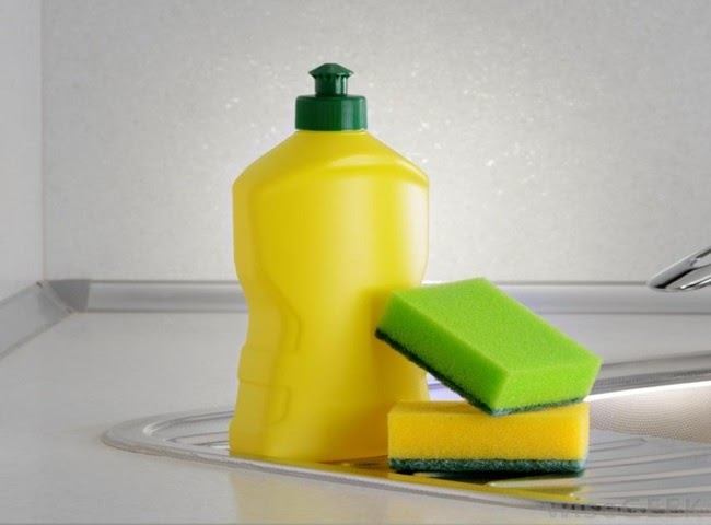 Làm sạch đường ống bồn rửa bát bằng nước rửa chén