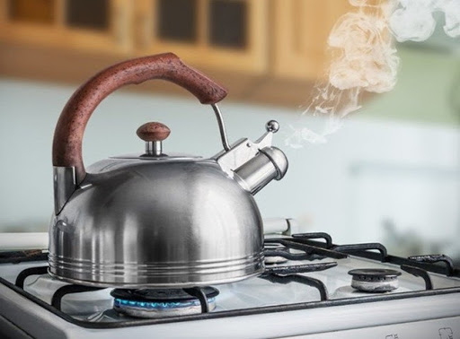 Làm sạch đường ống bồn rửa bát bằng nước sôi