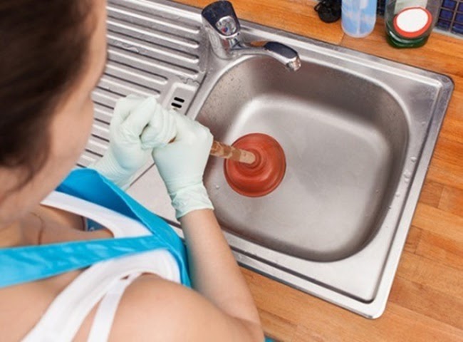 Làm sạch đường ống bồn rửa bát bằng pittong