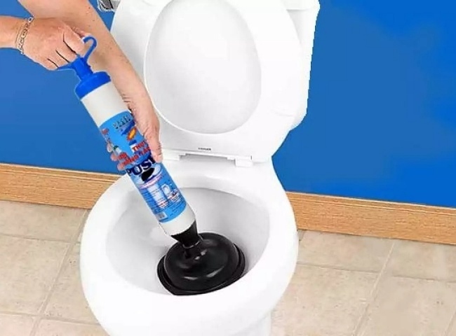 Xử l&yacute; bồn cầu xuống nước chậm bằng piston