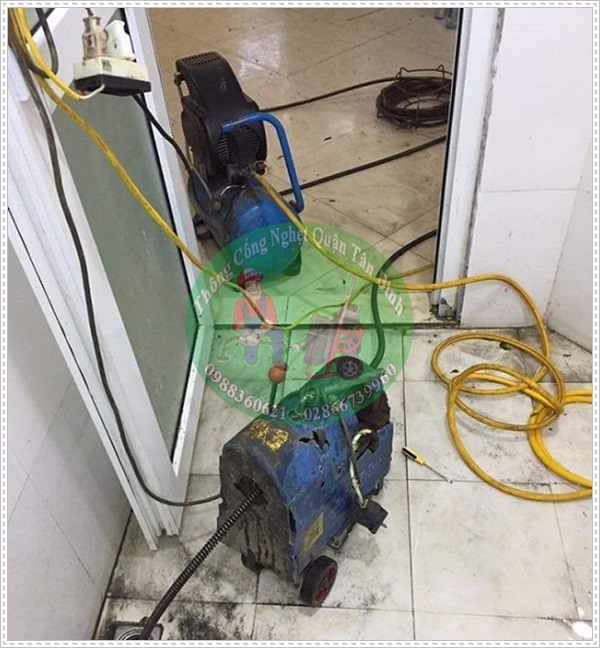 Tiến Phát thi công rút hầm cầu không đục phá nền.